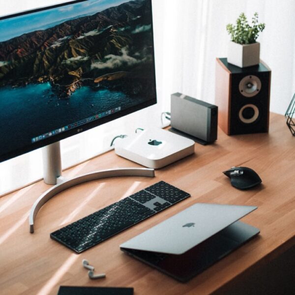 3 minimalist desk setups entry header opt