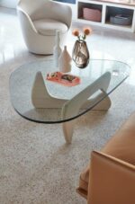 Table basse en verre triangulaire avec base en bois abstraite pour décor moderne – Image 2